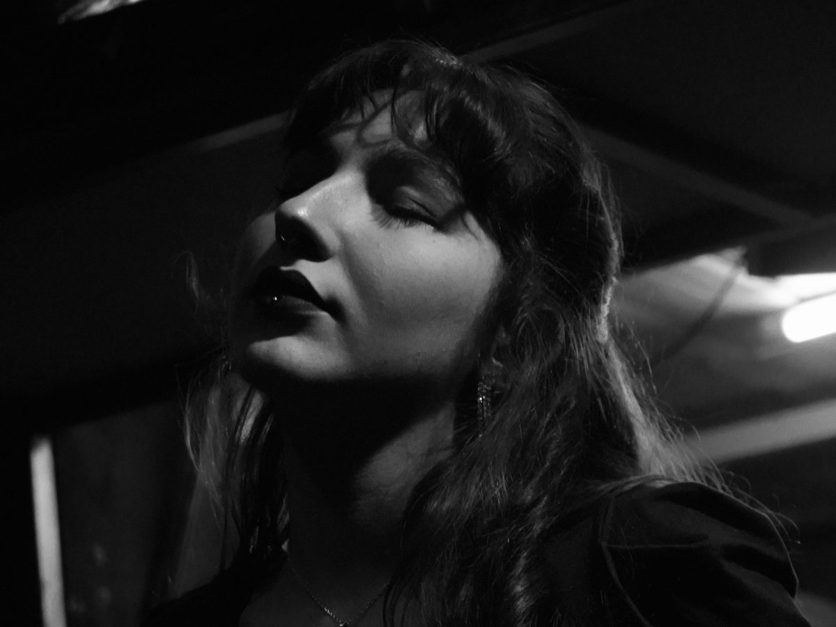 En la hoguera y otros poemas de Manuela&nbsp;Moyano